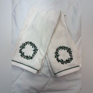 2pk Holly Wreath Christmas Hand Towels cream and green NWOT
Threshold